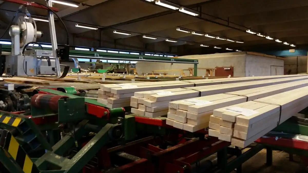 Bilde av noen planker på maskineri